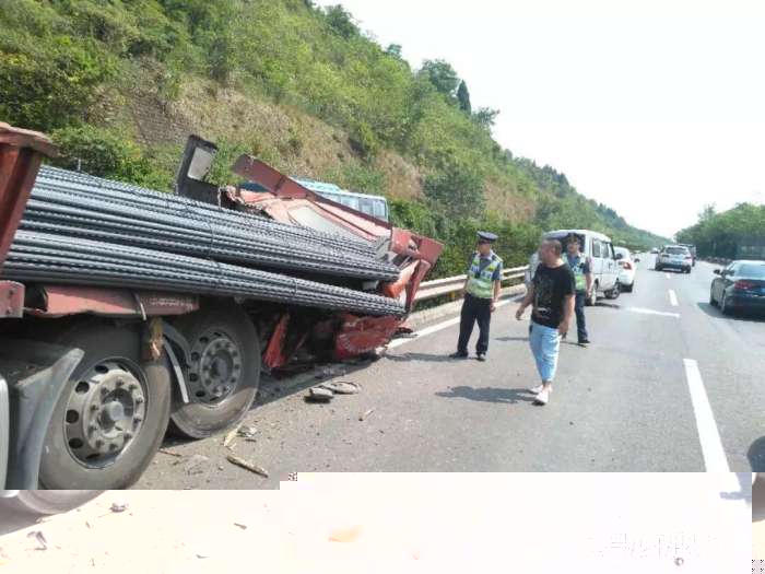 成绵高速发生多车追尾 车辆积压严重