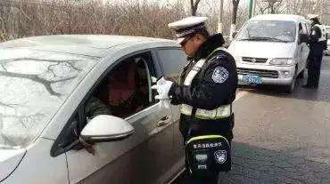 遇到交警查车，忘记带驾驶证怎么办?