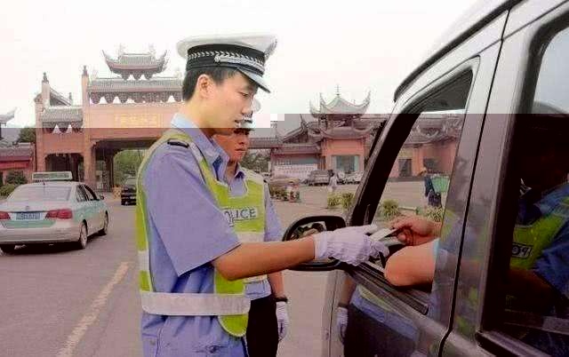 遇到交警查车，忘记带驾驶证怎么办?