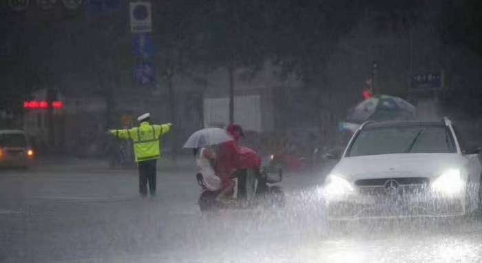 雨天开车危险系数大, 一定要牢记这几个“保命技巧”!