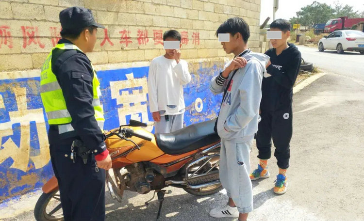 未成年开摩托车被交警抓到怎么办