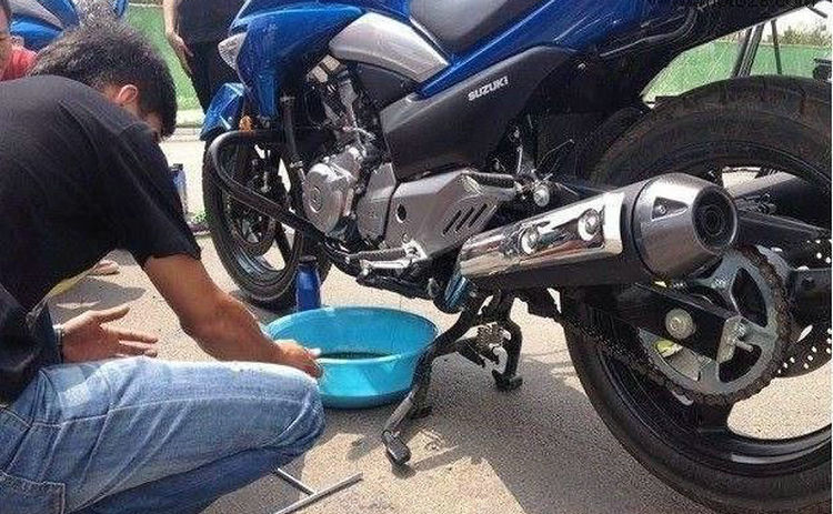 摩托车换机油的正确操作方法