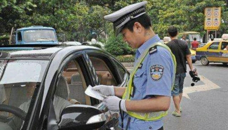 小车未年检交警抓住怎么罚款