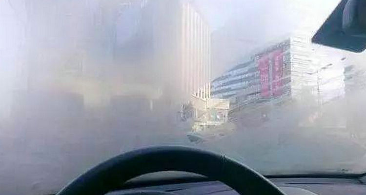 汽车挡风玻璃内部起雾怎么办