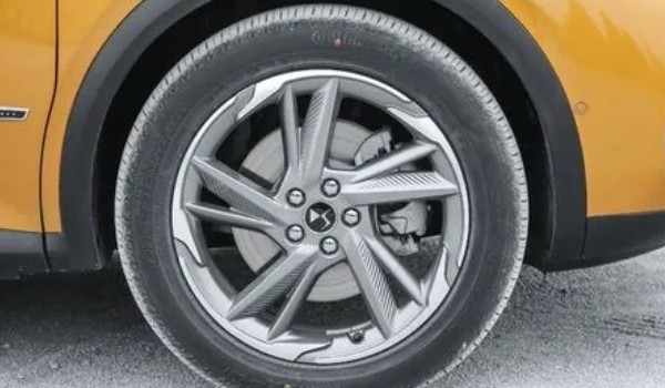 ds7轮胎型号 轮胎型号为235/55 r18