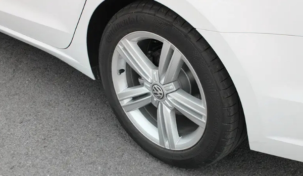 凌渡轮胎型号规格 采用两种轮胎型号规格（205/55 R17和225/45 R18）