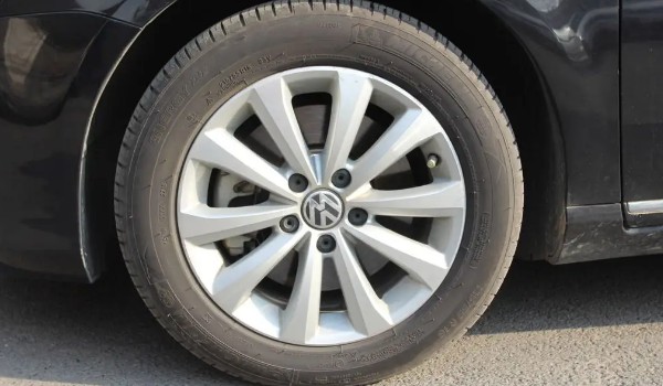 大众迈腾的轮胎是什么型号 轮胎型号235/45 r18(固特异品牌)