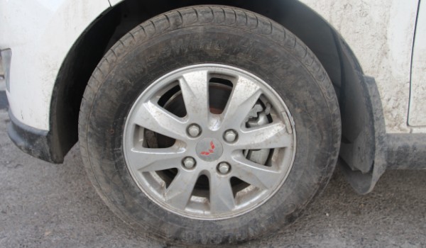 五菱宏光s轮胎型号尺寸是多少 轮胎型号185/70 r14(胎压标准2.3-2.5bar)