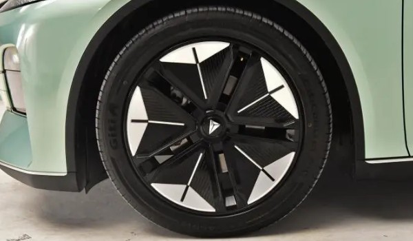 长安深蓝sl03轮胎型号多少 轮胎型号245/45 r19(轮毂19英寸)