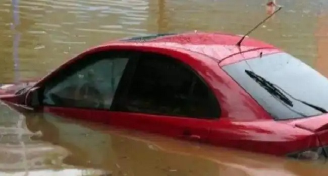 车窗没关,淋雨了,算泡水车?泡水车分为静态泡水和动态泡水