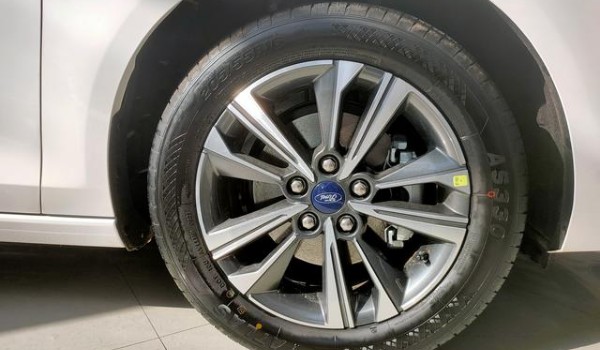 福睿斯轮胎型号是多少的 尺寸为205/50 r17(胎压标准2.2-2.5)