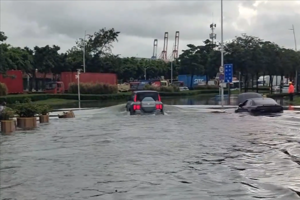 暴雨后城市内涝 仰望U8成显眼包：围观人群赞不绝口