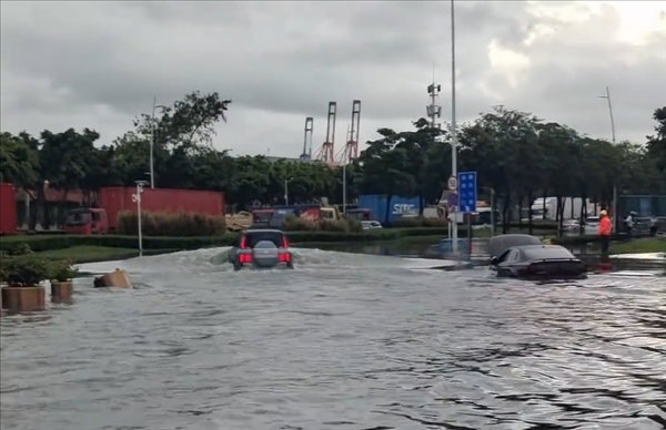 暴雨后城市内涝 仰望U8成显眼包：围观人群赞不绝口