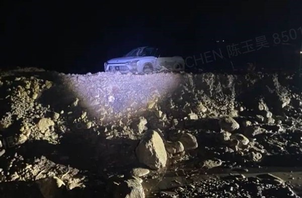 车主山区驾驶遭遇泥石流 蔚来服务一天一夜紧急施救